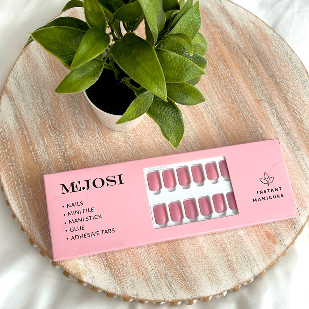 MEJOSI Instant Manicure, Nails, Everything you need.  New in Box pink‎